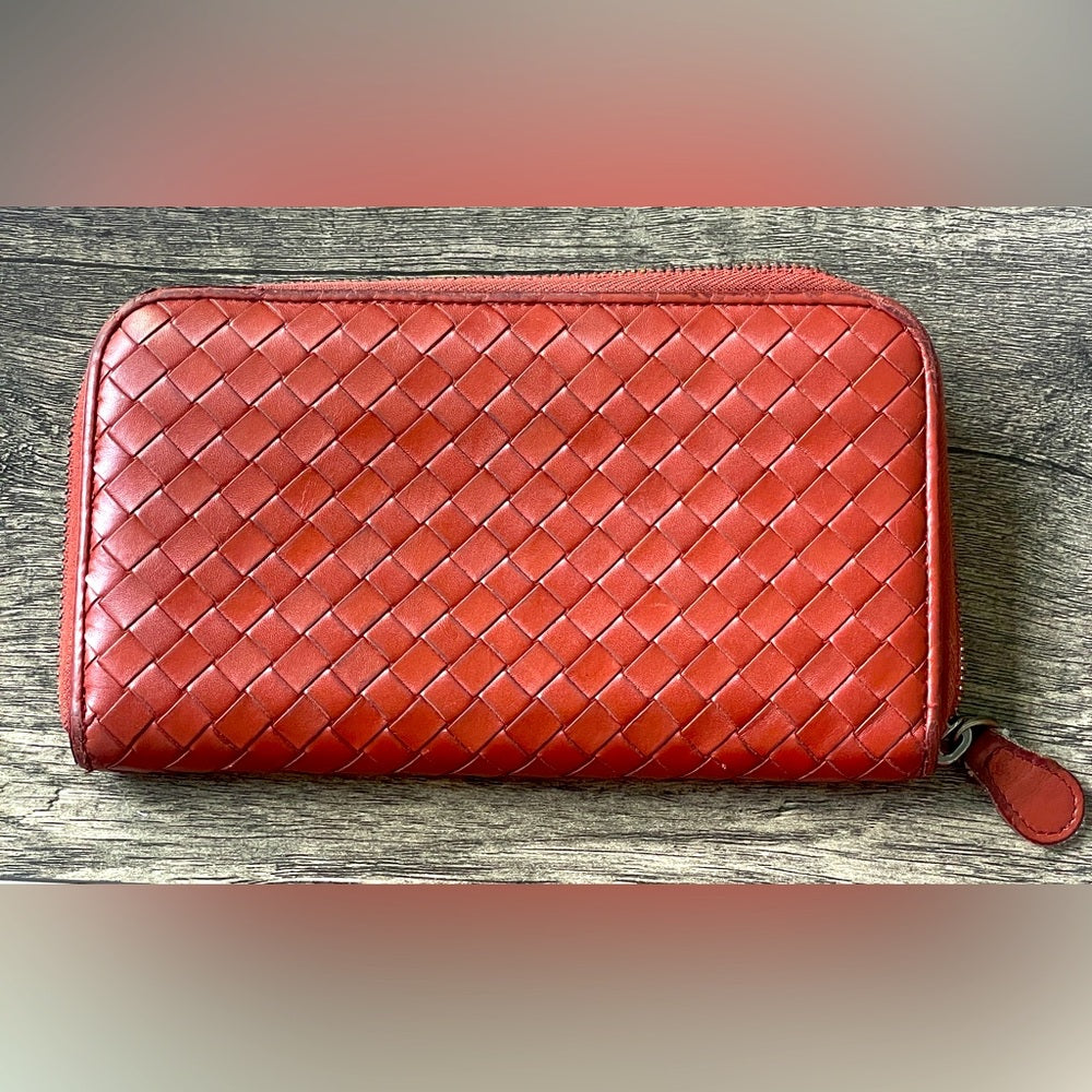 Bottega Veneta Leather Zip Around Wallet / brick red